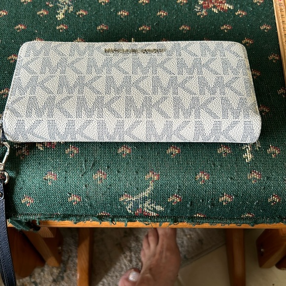 Michael Kors jet set wristlet, white, and navy with the navy interior brand new - Picture 1 of 9
